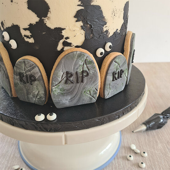 haunted-house-cake-8b.jpg?sw=554&q=85