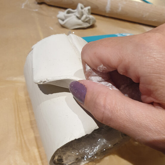 idea_messy-crafts-for-kids-pots_step3b.jpg?sw=554&q=85