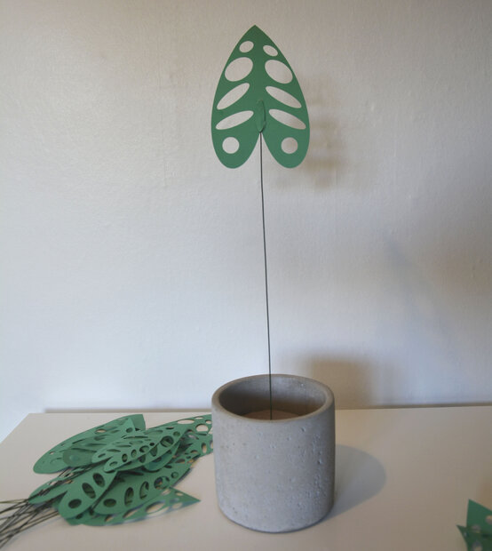 cricut_how_to_make_a-_paper_monstera_plant_step10_2.jpg?sw=554&q=85