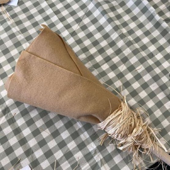 ideas%5Feasy%2Dhalloween%2Dcostumes%2Dfor%2Dkids%5Fwitches%2Dbroom%5F4.jpg?sw=554&q=85