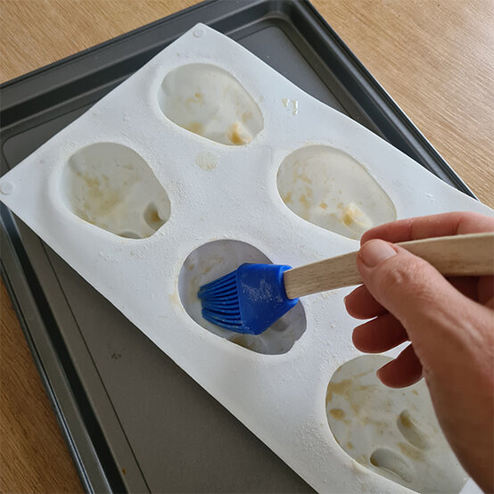 Idea_how-to-make-bunny-mini-cakes_step1a.jpg?sw=554&q=85