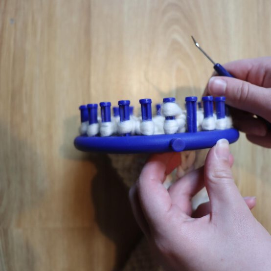 how_to_loom_knit_a_blanket_step_7d.jpg?sw=554&q=85