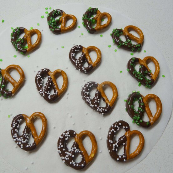 Idea_how-to-make-a-christmas-grazing-board_step6.jpg?sw=554&q=85