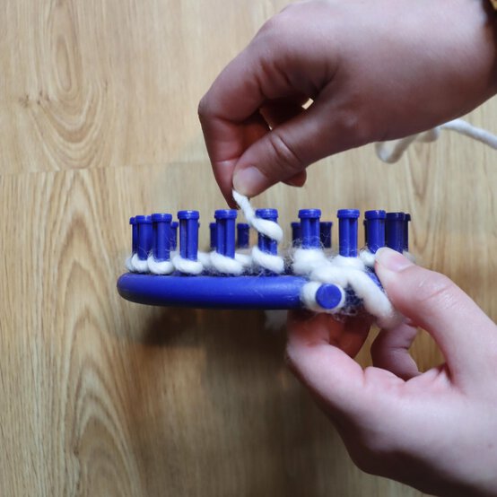 how_to_loom_knit_a_blanket_step_3a.jpg?sw=554&q=85