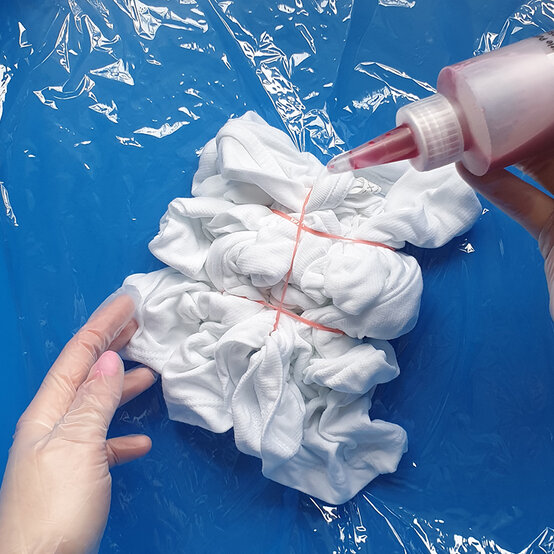 How-to-tie-dye-a-t-shirt_Mottled%20effect%20Step%203.jpg?sw=554&q=85