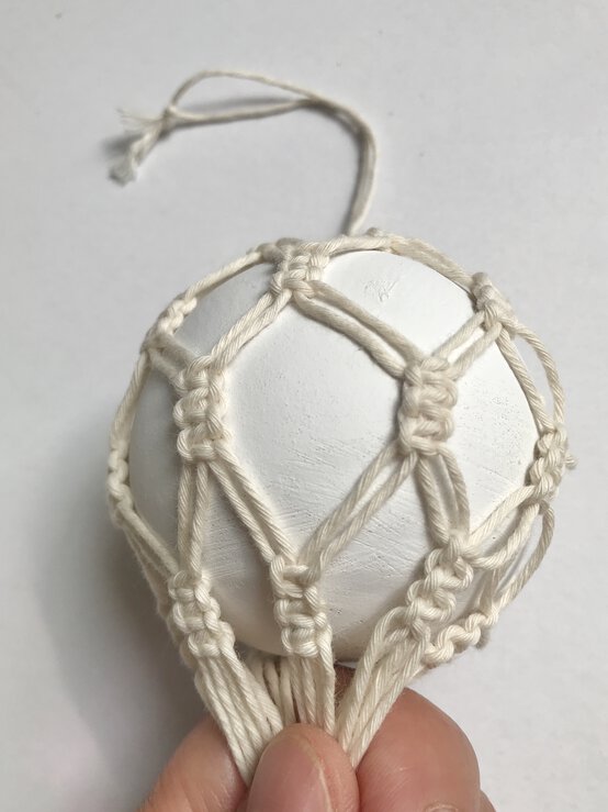 how_to_make_macrame_baubles_white_tutorial_step-12.jpg?sw=554&q=85
