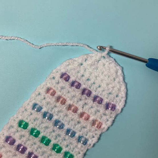 ideas%5Fhow%2Dto%2Dcrochet%2Da%2Dheadband%5Fbeaded%2Dheadband%5Fstep%2D2a.jpg?sw=554&q=85