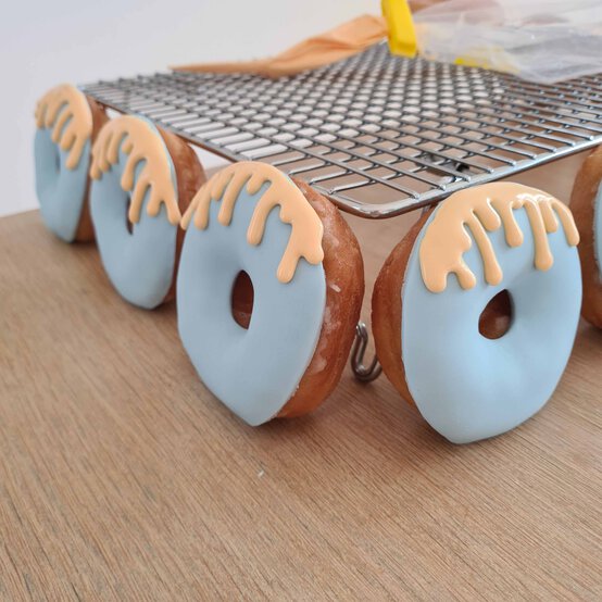 bee-doughnut-step-3-2.jpg?sw=554&q=85