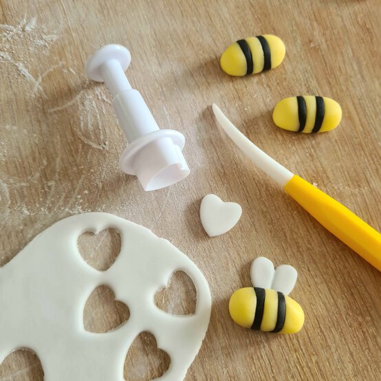 bee-doughnut-step-6.jpg?sw=554&q=85