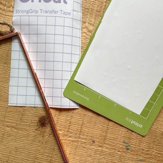 cricut_how_to_make_a_scrapbook_welcome_frame_2.-cricut-glass-frame.jpg?sw=554&q=85