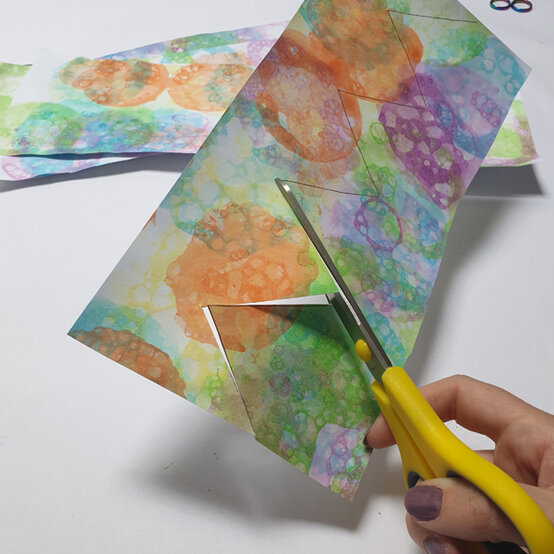 idea_messy-crafts-for-kids-crown_step6b.jpg?sw=554&q=85