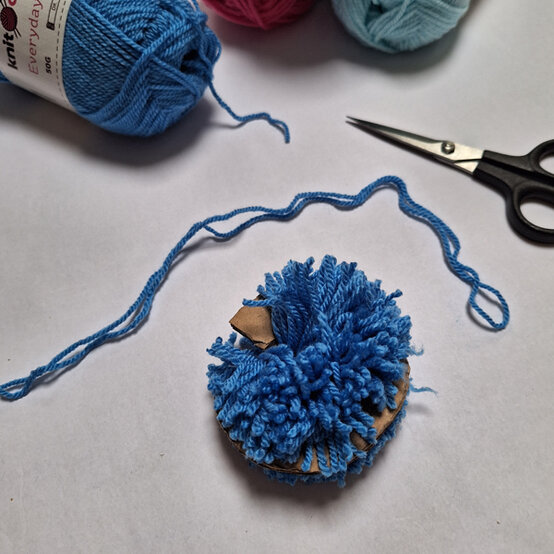 idea_paper-winter-bobble-hat_step5b.jpg?sw=554&q=85