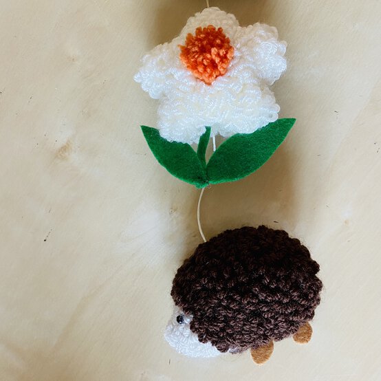 spring_mobile_hedgehog_and_flower_16.jpeg.jpg?sw=554&q=85