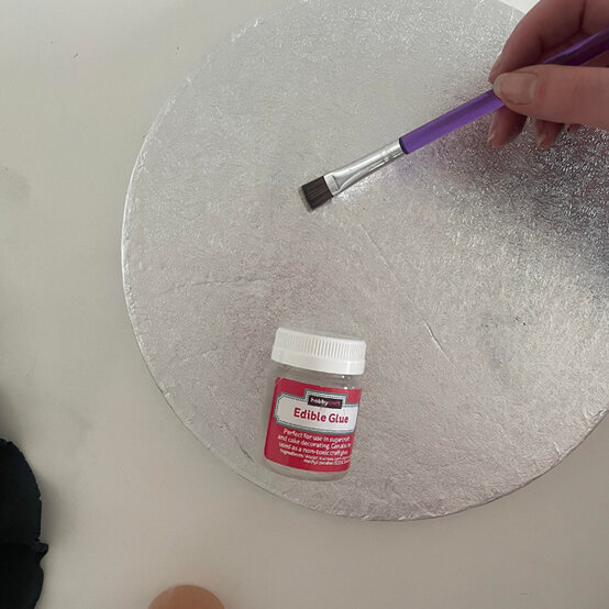 idea_how-to-decorate-a-rocket-cake_step7a.jpg?sw=554&q=85