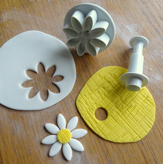 plant-pot-bunny-cake-49.jpg?sw=554&q=85