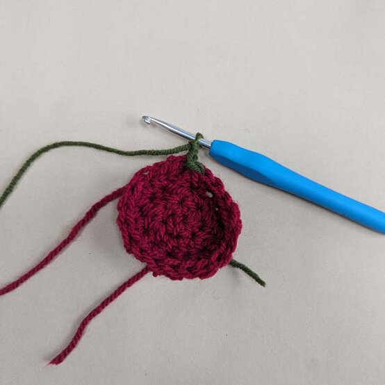 ideas%5Fstash%2Dbusting%2Dchristmas%2Dtable%2Ddecor%5Fdrinks%2Dbottle%2Daccessories%5Fstep%2D1a.jpg?sw=554&q=85