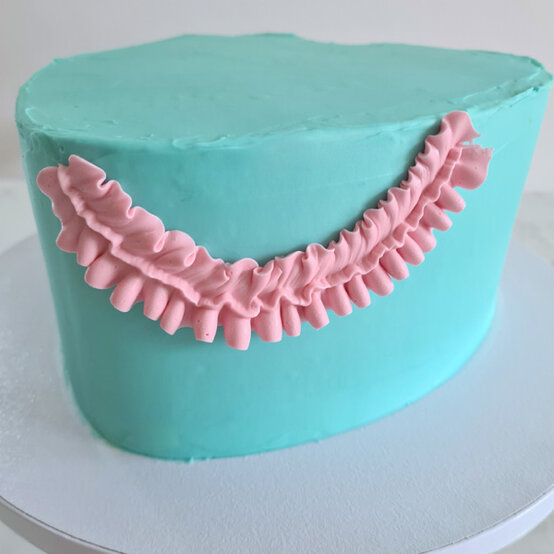 idea%5Fretro%2Dbuttercream%2Dcake%5Fstep%2D20.jpg?sw=554&q=85