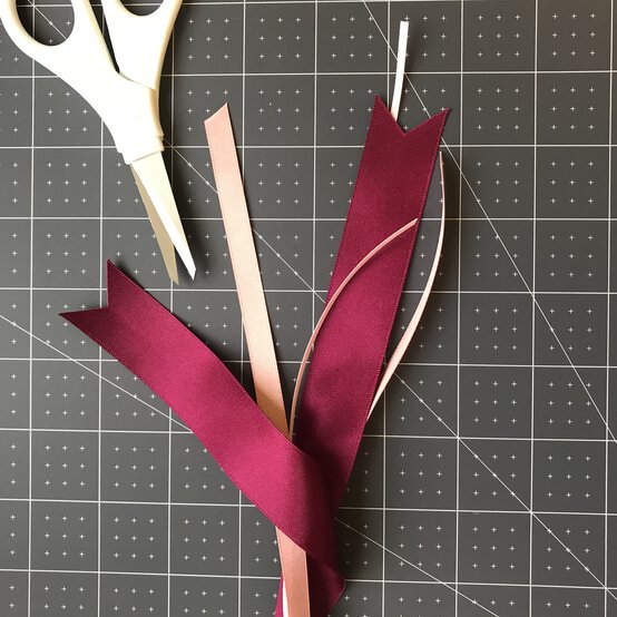 ribbon-bookmarks-step_1_5.jpg?sw=554&q=85