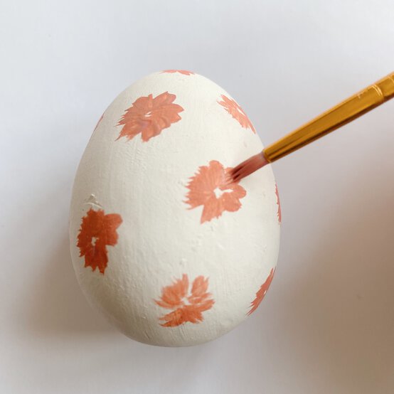 how-to-make-floral-painted-eggs-8.jpg?sw=554&q=85