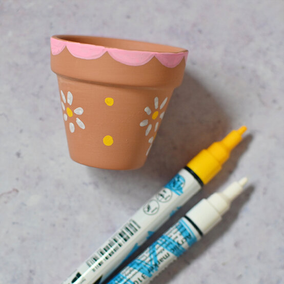 how-to-use-paint-markers_terracotta_step2.jpg?sw=554&q=85