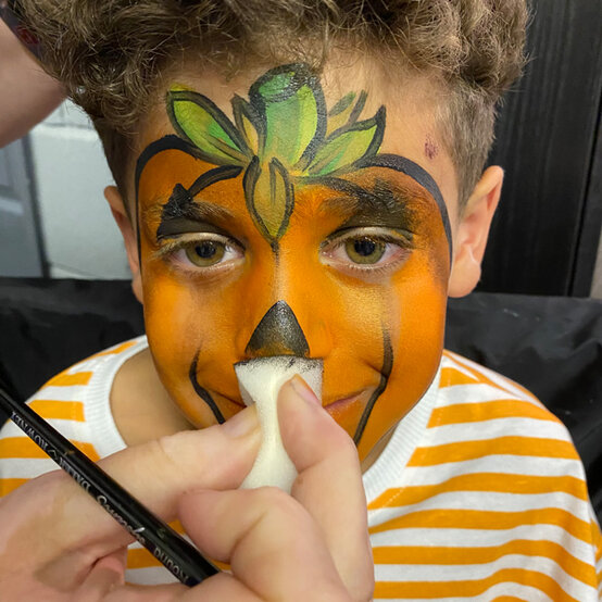 idea_halloween-face-paint-ideas-pumpkin_step6a.jpg?sw=554&q=85