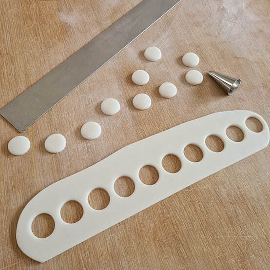 How-to-Make-a-Platinum-Jubilee-Showstopper-Cake_Step5c.jpg?sw=554&q=85