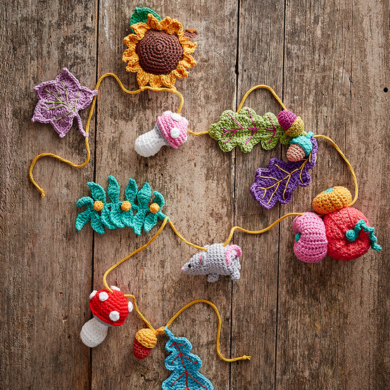 Autumn%20Craft%20Ideas_Crochet%20Autumn%20Garland.jpg?sw=554&q=85