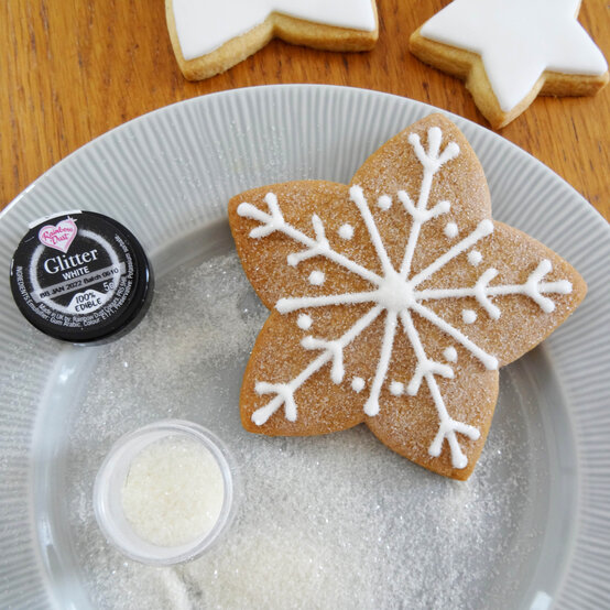 decorated-christmas-biscuit-wreath_decorating_step2.jpg?sw=554&q=85