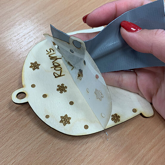 idea_Glowforge-First-Christmas-Snowglobe_Step11a.jpg?sw=554&q=85