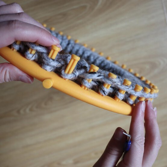 how_to_loom_knit_a_beanie_step_8.jpg?sw=554&q=85