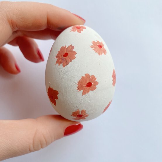 how-to-make-floral-painted-eggs-9.jpg?sw=554&q=85