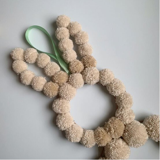 pom_pom_bunny_wall_art_step_8_3.jpg?sw=554&q=85
