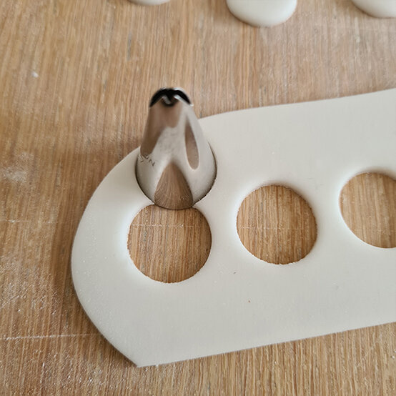 How-to-Make-a-Platinum-Jubilee-Showstopper-Cake_Step5d.jpg?sw=554&q=85