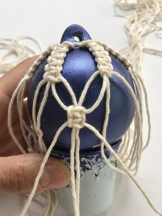 how_to_make_macrame_baubles_blue_tutorial_step-11.jpg?sw=554&q=85
