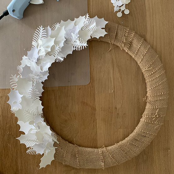 cricut-white-wreath-7b.jpg?sw=554&q=85