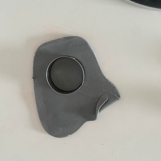 idea_how-to-decorate-a-rocket-cake_step17b.jpg?sw=554&q=85