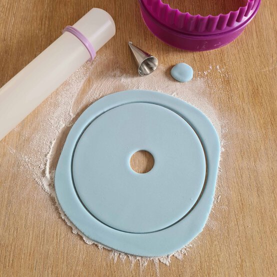 bee-doughnut-step-1.jpg?sw=554&q=85