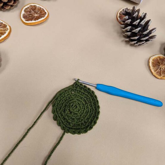 ideas%5Fstash%2Dbusting%2Dchristmas%2Dtable%2Ddecor%5Fstocking%2Dcutlery%2Dholders%5Fstep%2D1b.jpg?sw=554&q=85