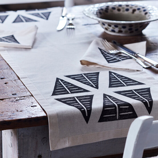 idea_personalised-wedding-decorations_setting.jpg?sw=554&q=85