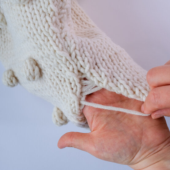 Idea_How-to-knit-a-Christmas-tree-cushion_image-8.jpg?sw=554&q=85