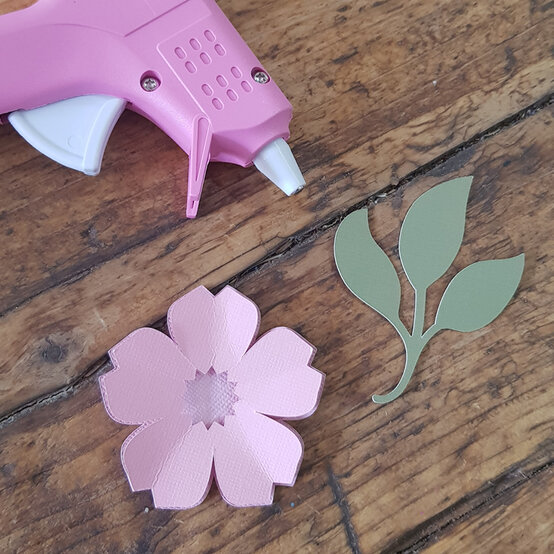 paper-flower-toppers_step6_2.jpg?sw=554&q=85