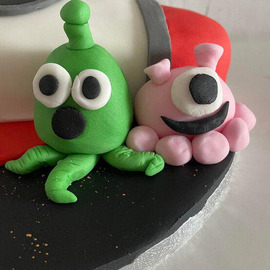 idea_how-to-decorate-a-rocket-cake_step23b.jpg?sw=554&q=85