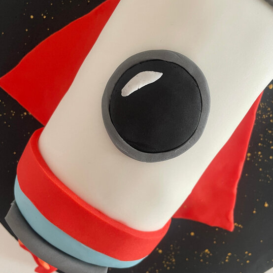 idea_how-to-decorate-a-rocket-cake_step17h.jpg?sw=554&q=85