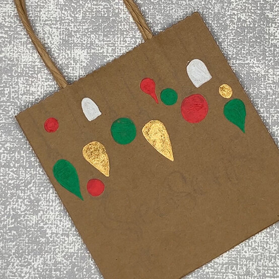 idea_ways-to-personalise-a-christmas-gift-bag-mini_step1a.jpg?sw=554&q=85
