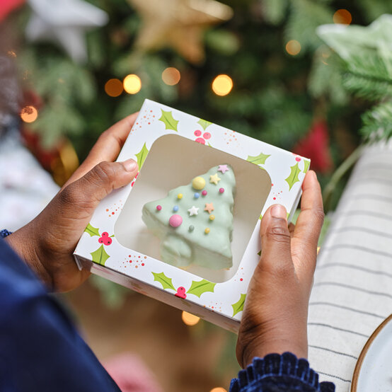 idea_Mini-Christmas-Tree-Cakes_Step6.jpg?sw=554&q=85