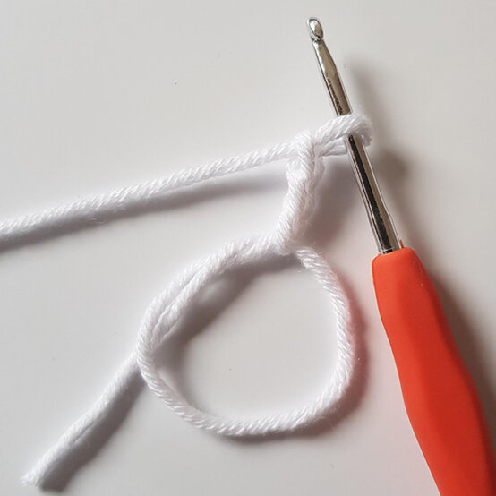 idea_crochet-valentines-insta-heart_step1a.jpg?sw=554&q=85