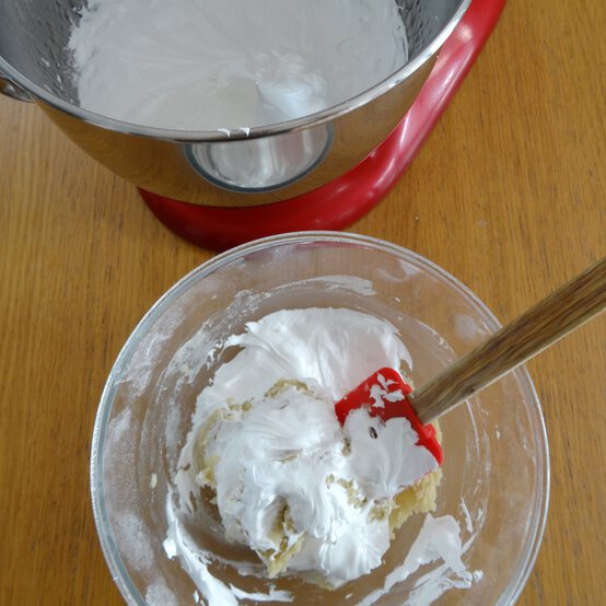 egg_macarons_baking_step_4.jpg?sw=554&q=85