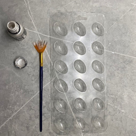 Idea_how-to-make-speckled-chocolate-mini-eggs_step1b.jpg?sw=554&q=85