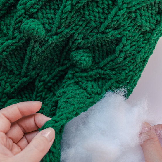 Idea_How-to-knit-a-Christmas-tree-cushion_cable-image-10.jpg?sw=554&q=85