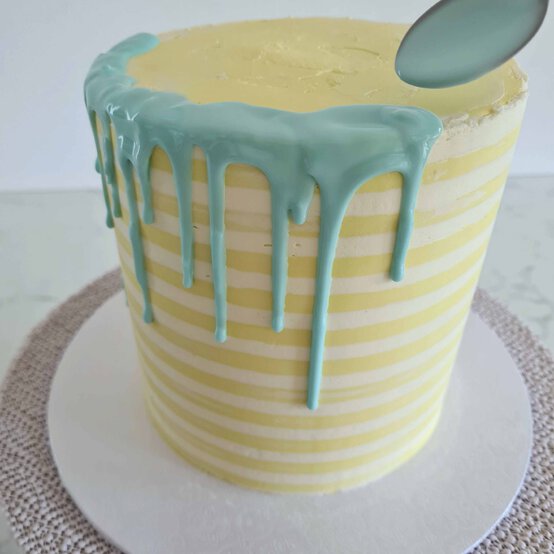 Idea_how-to-make-a-layered-easter-cake_step5b.jpg?sw=554&q=85